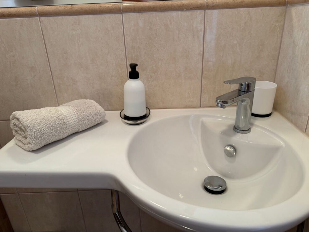mavarstica-apartman-furdoszoba-mosdo